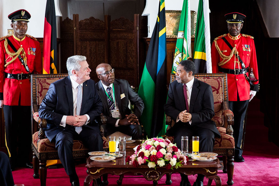 Bundespräsident Joachim Gauck im Gespräch mit dem Präsidenten von Sansibar, Ali Mohamed Shein, anlässlich des Staatsbesuchs in der Vereinigten Republik Tansania 