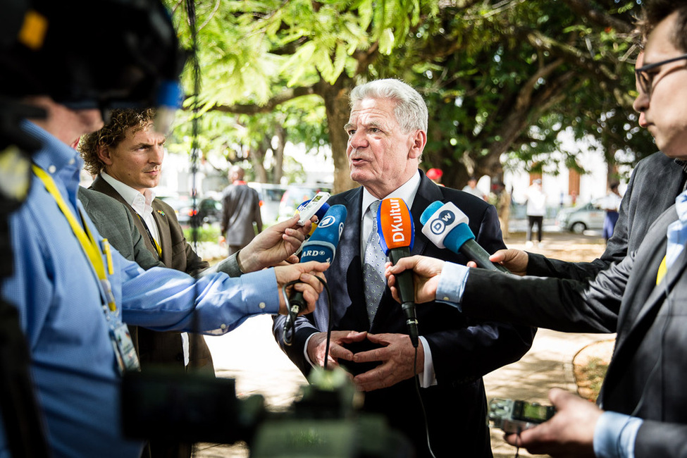 Bundespräsident Joachim Gauck bei der Begegnung mit der Presse auf Sansibar anlässlich des Staatsbesuchs in der Vereinigten Republik Tansania 