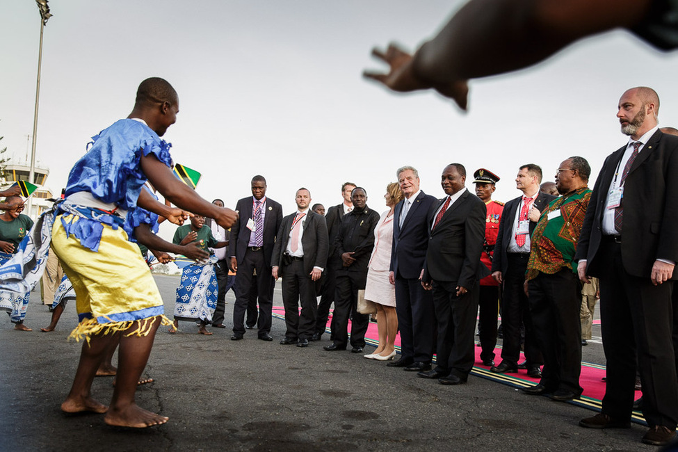 Bundespräsident Joachim Gauck und Daniela Schadt bei ihrer Ankunft in Arusha anlässlich des Staatsbesuchs in der Vereinigten Republik Tansania 