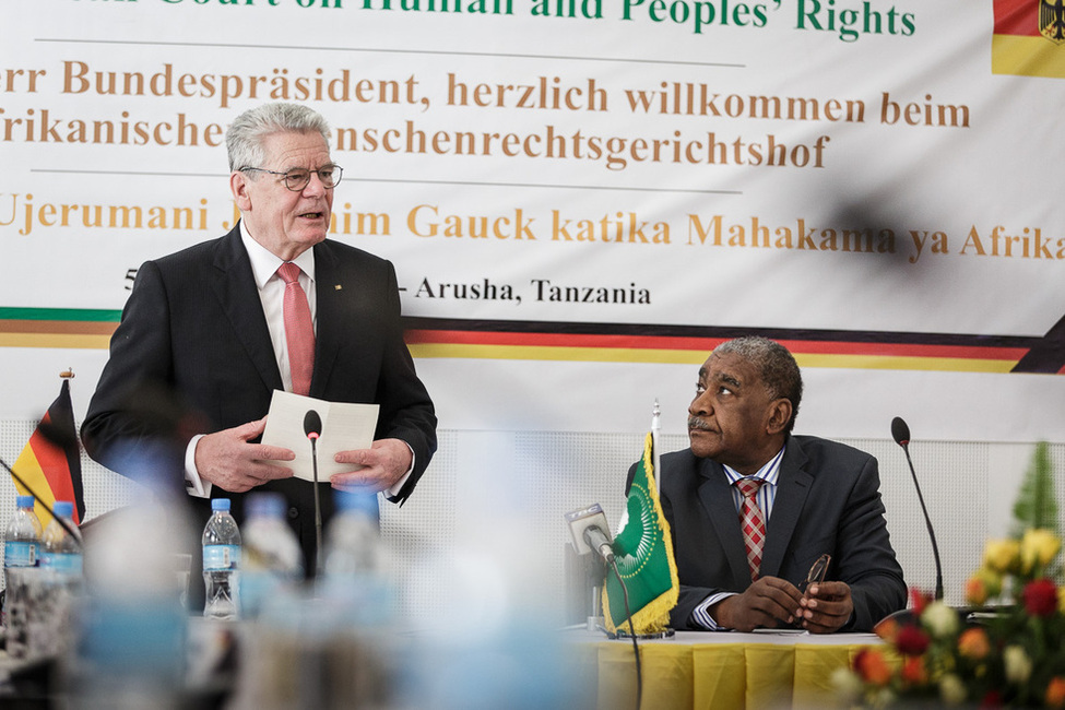 Bundespräsident Joachim Gauck im Gespräch mit dem Präsidenten des Afrikanischen Gerichtshofs für Menschenrechte und Völkerrecht, Richter Augustino Ramadhani, anlässlich des Staatsbesuchs in der Vereinigten Republik Tansania 