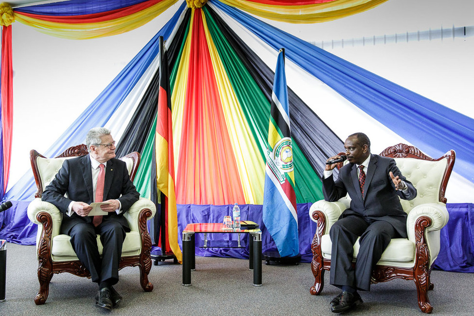 Bundespräsident Joachim Gauck im Austausch mit dem Generalsekretär der Ostafrikanischen Gemeinschaft, Richard Sezibera, anlässlich des Staatsbesuchs in der Vereinigten Republik Tansania 