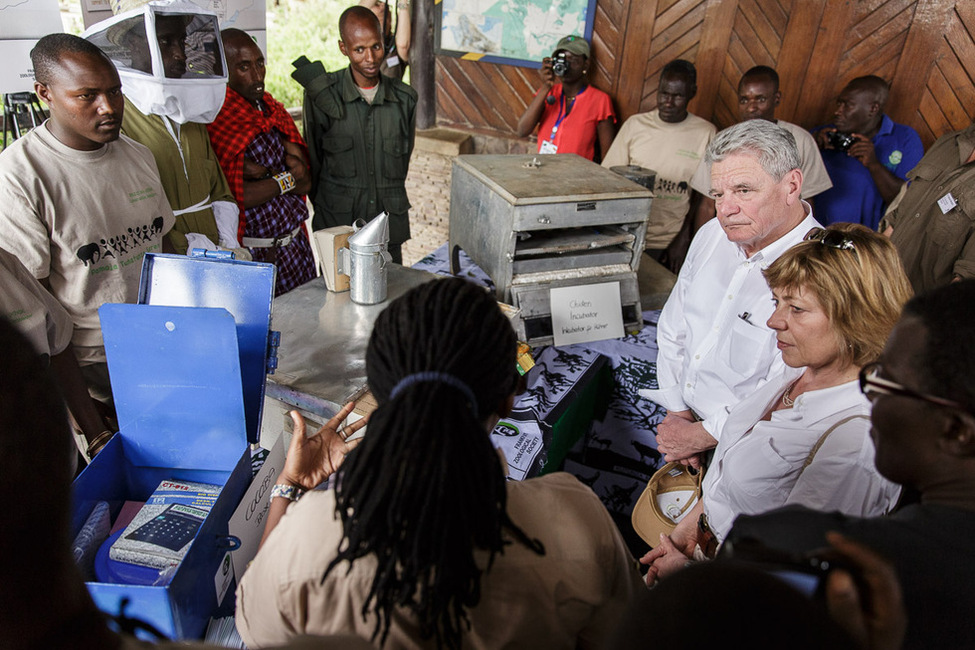 Bundespräsident Joachim Gauck und Daniela Schadt bei einer Begegnung mit Vertretern lokaler Gemeinden und Vorstellung von Projekten der Frankfurter Zoologischen Gesellschaft zur Förderung alternativer Einkommensquellen