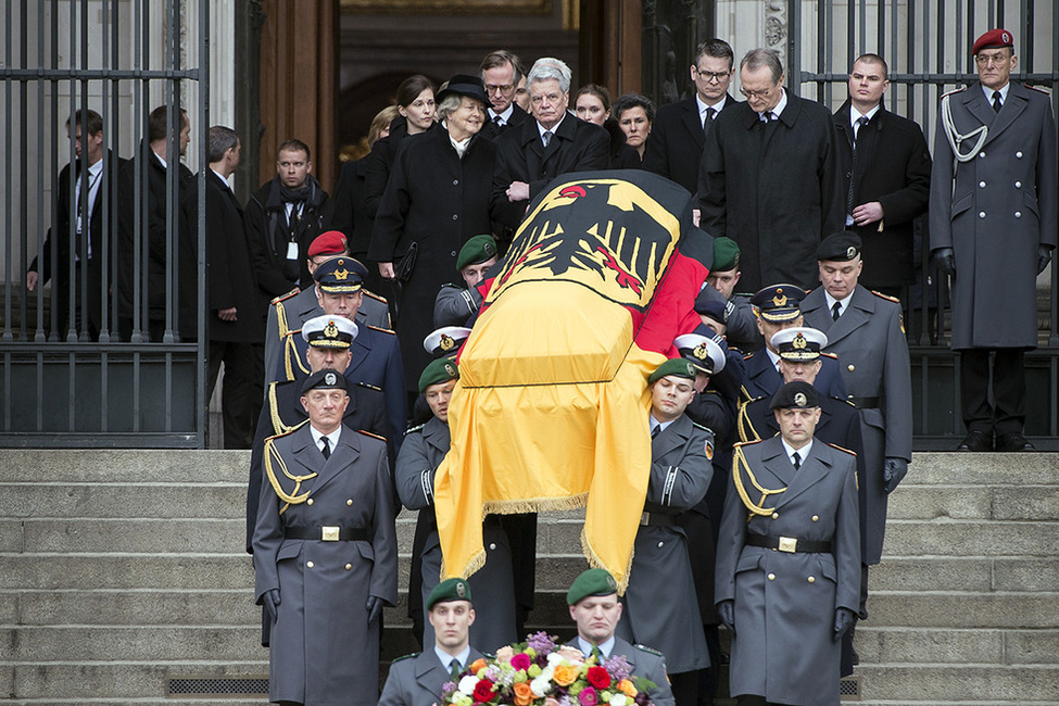 Bundespräsident Joachim Gauck begleitet Marianne von Weizsäcker zum militärischen Abschiedszeremoniell vor dem Berliner Dom anlässlich des Staatsaktes für Bundespräsident a.D. Richard von Weizsäcker