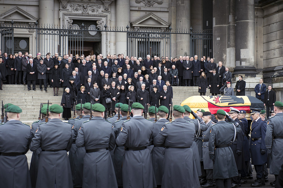Militärisches Abschiedszeremoniell vor dem Berliner Dom anlässlich des Staatsaktes für Bundespräsident a.D. Richard von Weizsäcker