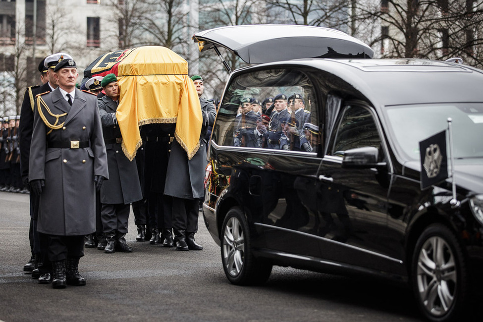 Militärisches Abschiedszeremoniell vor dem Berliner Dom anlässlich des Staatsaktes für Bundespräsident a.D. Richard von Weizsäcker