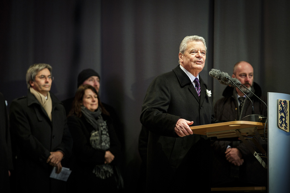 Bundespräsident Joachim Gauck hält eine Ansprache zum Auftakt der Menschenkette nach der Gedenkveranstaltung zum 70. Jahrestag der Zerstörung Dresdens vor der Dresdener Frauenkirche