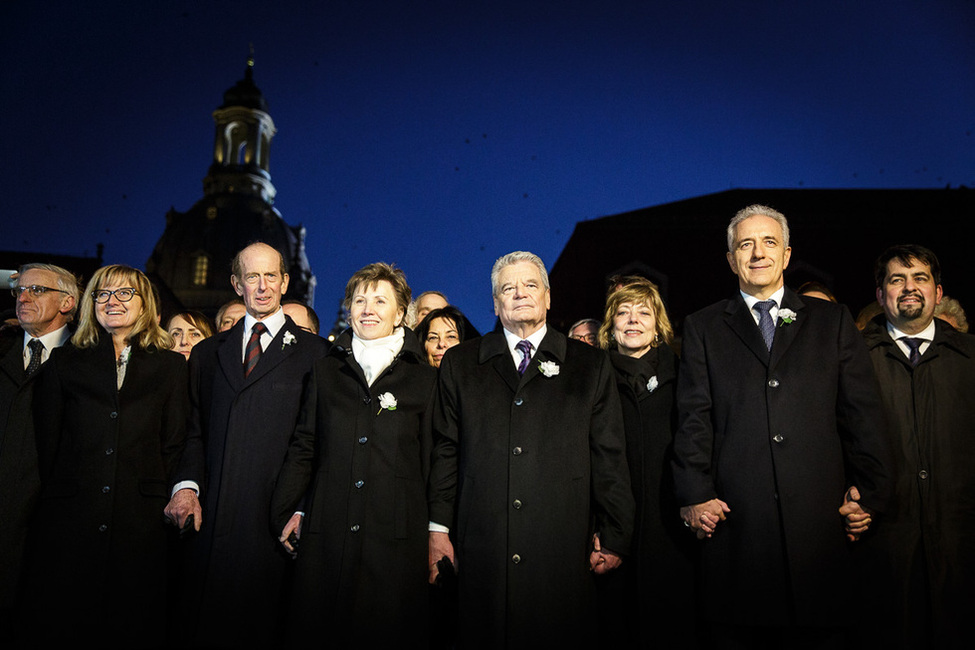 Bundespräsident Joachim Gauck und Daniela Schadt beim Schließen der Menschenkette nach der Gedenkveranstaltung zum 70. Jahrestag der Zerstörung Dresdens vor der Dresdener Frauenkirche