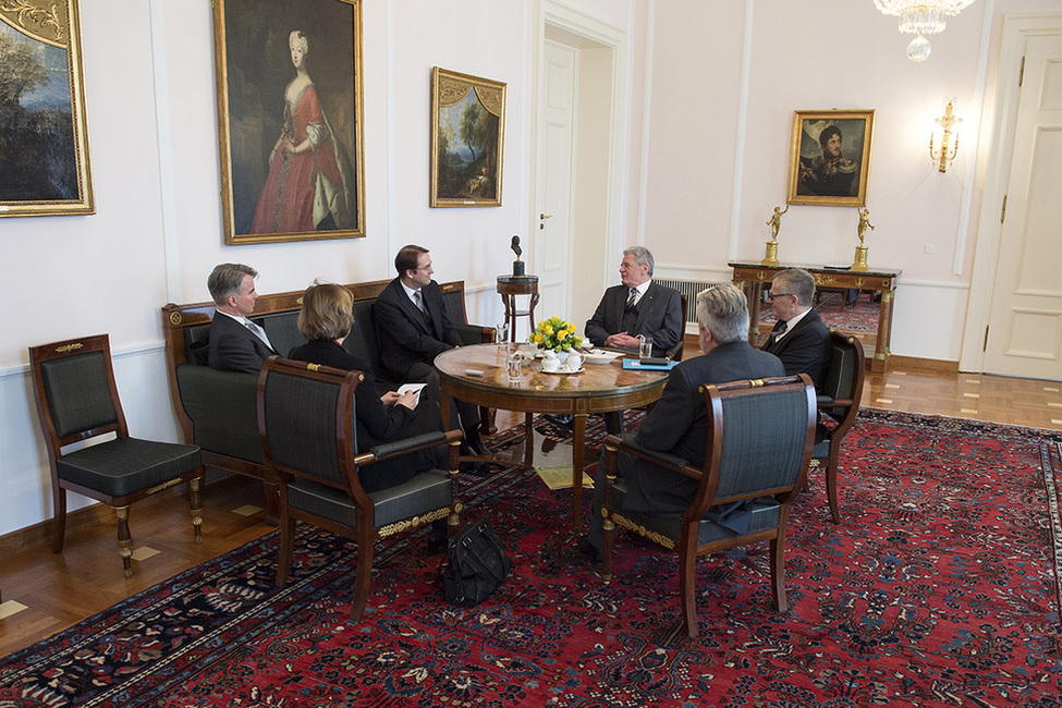 Bundespräsident Joachim Gauck im Gespräch mit dem Botschafter der Republik Österreich, Nikolaus Marschik, anlässlich der Akkreditierung des neuen Botschafters in Schloss Bellevue