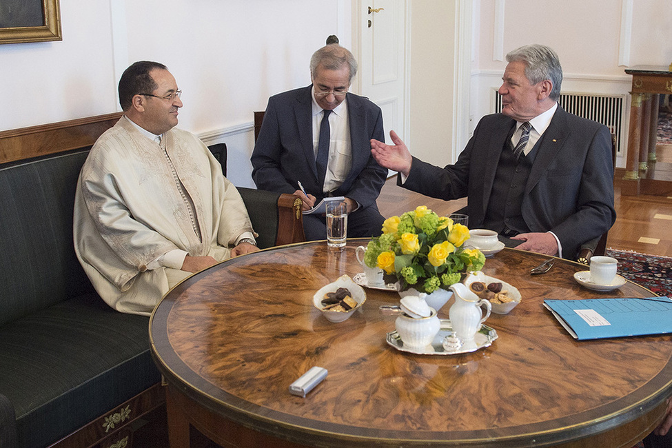 Bundespräsident Joachim Gauck im Gespräch mit dem Botschafter der Tunesischen Republik, Néjib Mni, anlässlich der Akkreditierung des neuen Botschafters in Schloss Bellevue