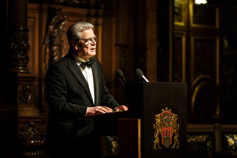 Bundespräsident Joachim Gauck hält als Ehrengast der traditionellen Matthiae-Mahlzeit im Kaisersaal des Rathauses der Freien und Hansestadt Hamburg eine Rede