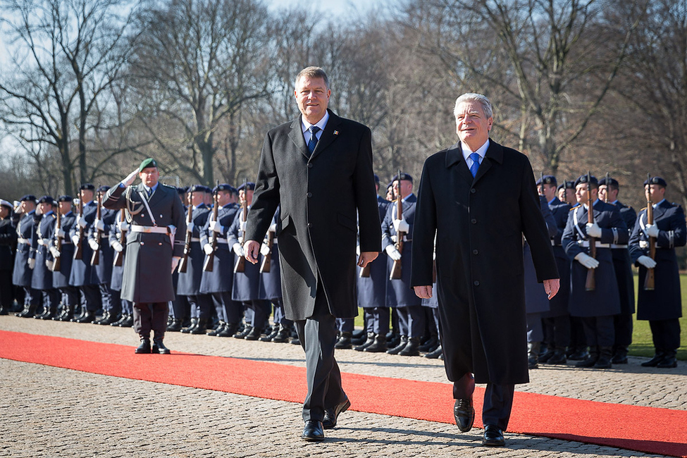 Bundespräsident Joachim Gauck bei den militärischen Ehren im Park von Schloss Bellevue anlässlich der Begrüßung des Präsidenten von Rumänien