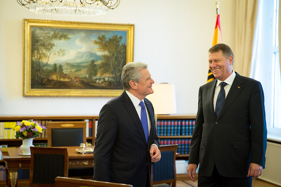 Bundespräsident Joachim Gauck im Gespräch mit dem Präsidenten von Rumänien im Amtszimmer in Schloss Bellevue