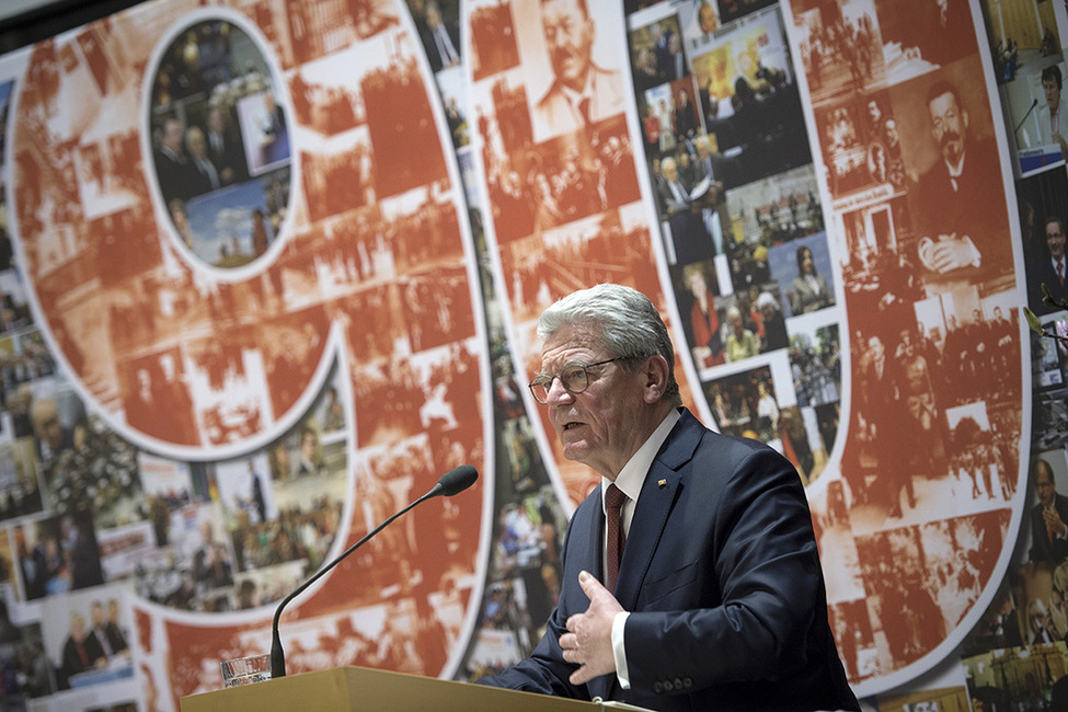 Bundespräsident Joachim Gauck hält eine Rede im Haus der Friedrich-Ebert-Stiftung anlässlich des 90. Jahrestags der Gründung der Friedrich-Ebert-Stiftung