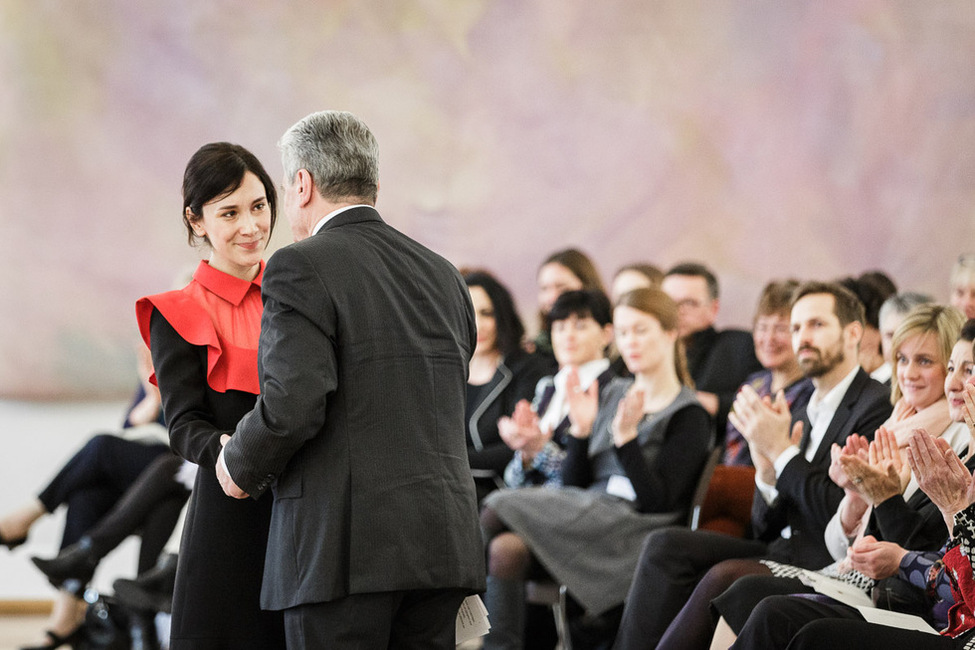 Bundespräsident Joachim Gauck und die Schauspielerin und Botschafterin von Terre des Femmes, Sibel Kekilli, nehmen am Symposium zum Internationalen Frauentag in Schloss Bellevue teil