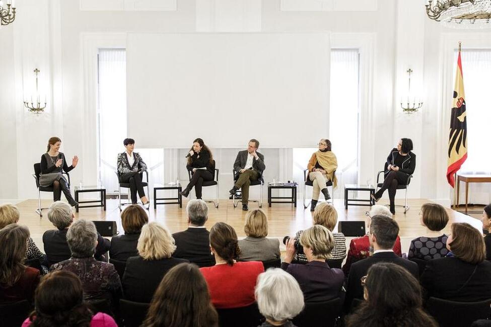 Bundespräsident Joachim Gauck und geladene Gäste folgen einer Podiumsdiskussion zum Thema 'Gemeinsam gegen Gewalt an Mädchen und Frauen' mit betroffenen Frauen, Experten und Expertinnen   