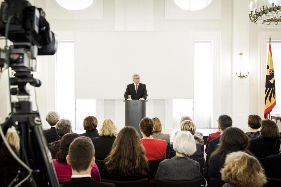 Bundespräsident Joachim Gauck hält eine Begrüßungsansprache anlässlich eines gemeinsamen Symposiums mit Terre de Femmes zum Internationalen Frauentag in Schloss Bellevue 