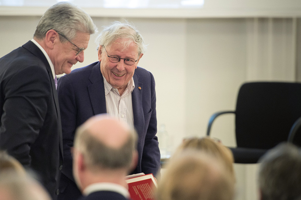 Bundespräsident Joachim Gauck und der Verleger Klaus Wagenbach nehmen am Literarischen Abend zu Ehren des Schriftstellers Johannes Bobrowski in Schloss Bellevue teil