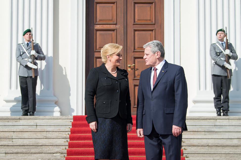 Bundespräsident Joachim Gauck im Austausch mit der Präsidentin der Republik Kroatien, Kolinda Grabar-Kitarović, vor dem Hauptportal in Schloss Bellevue