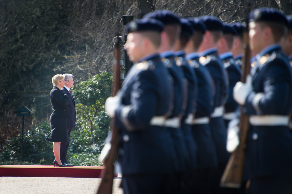 Bundespräsident Joachim Gauck begrüßt die Präsidentin der Republik Kroatien, Kolinda Grabar-Kitarović, mit militärischen Ehren in Schloss Bellevue