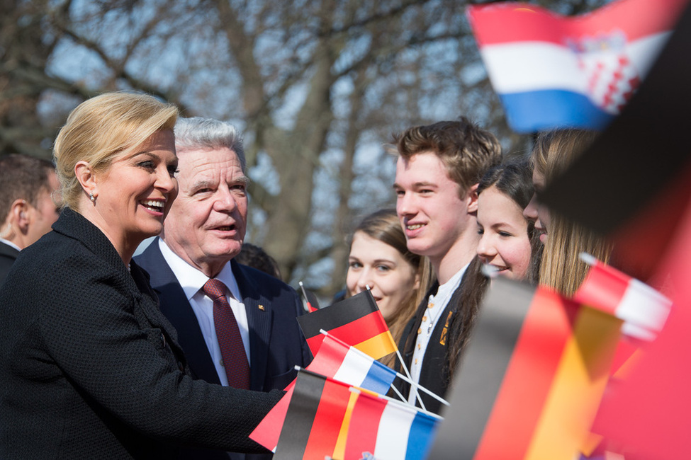 Bundespräsident Joachim Gauck und die Präsidentin der Republik Kroatien, Kolinda Grabar-Kitarović, im Austausch mit Schülerinnen und Schülern der Berliner Paul-Natorp-Oberschule in Schloss Bellevue