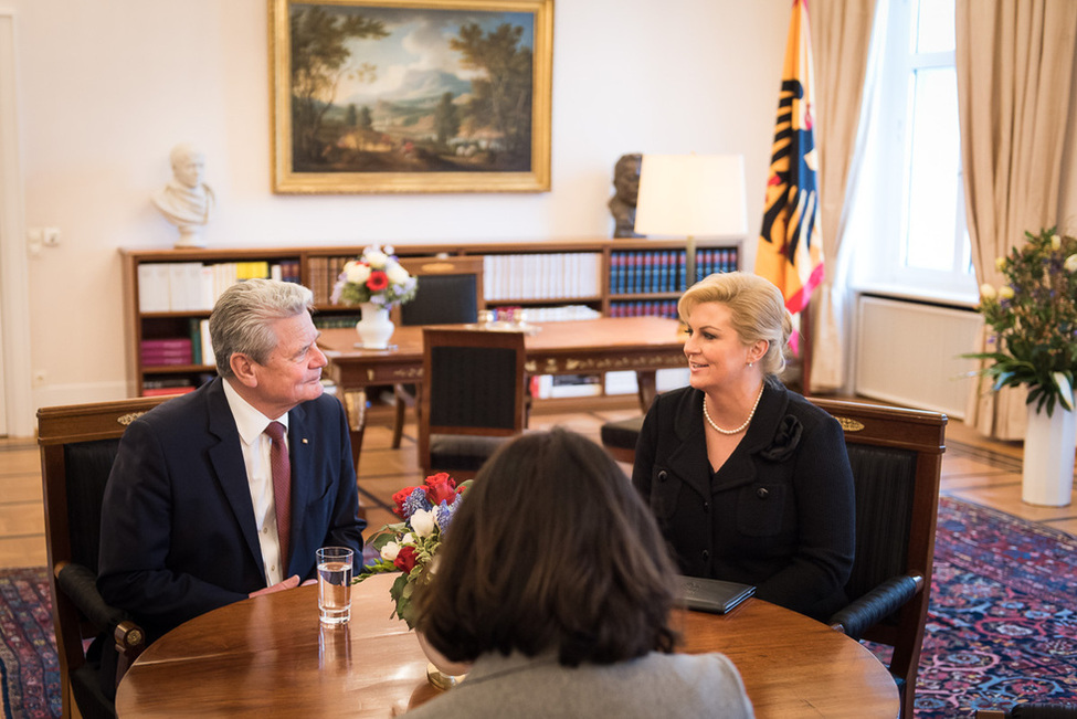 Bundespräsident Joachim Gauck im Austausch mit der Präsidentin der Republik Kroatien, Kolinda Grabar-Kitarović, im Amtszimmer in Schloss Bellevue