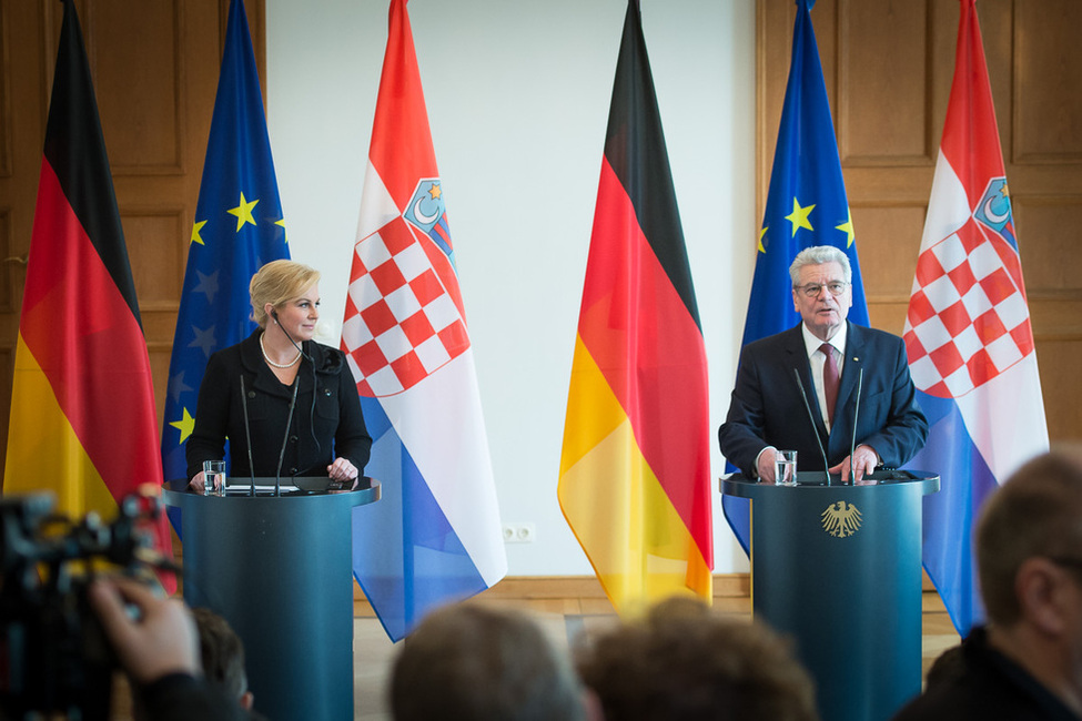 Bundespräsident Joachim Gauck und die Präsidentin der Republik Kroatien, Kolinda Grabar-Kitarović, bei der Begegnung mit der Presse in der Galerie in Schloss Bellevue