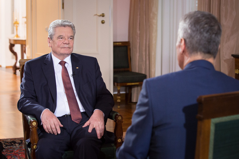 Bundespräsident Joachim Gauck im Gespräch mit dem Moderator Peter Kloeppel anlässlich eines Interview mit dem Fernsehsender RTL