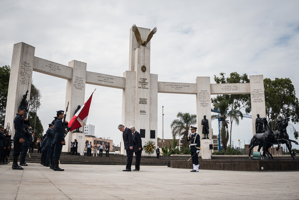 Bundespräsident Joachim Gauck bei der Kranzniederlegung am Denkmal für die Helden des Unabhängigkeitskampfes in Lima anlässlich des Staatsbesuchs in Peru