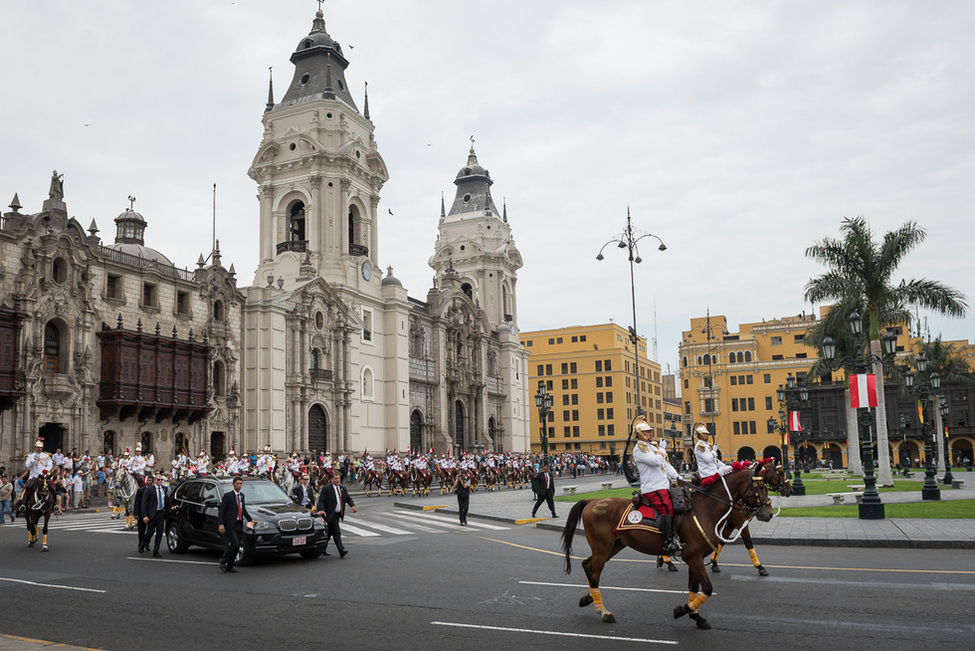 Bundespräsident Joachim Gauck auf der Fahrt zum Präsidentenpalast, Jirón de la Unión, in Lima anlässlich des Staatsbesuchs in Peru