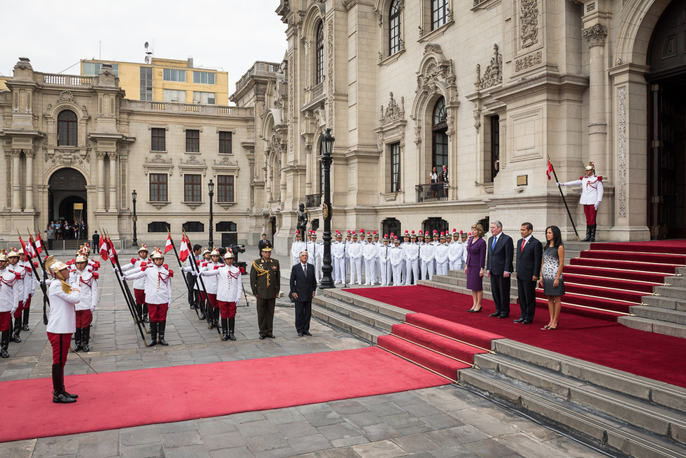 Bundespräsident Joachim Gauck und Daniela Schadt bei der Begrüßung mit militärischen Ehren durch den Präsidenten der Republik Peru, Ollanta Moisés Humala Tasso, in Lima anlässlich des Staatsbesuchs in Peru