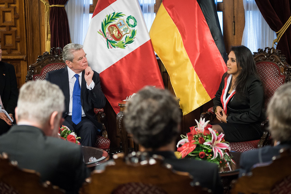 Bundespräsident Joachim Gauck beim Austausch mit der Präsidentin des Parlaments, Ana María Solórzano Flores, in Lima anlässlich des Staatsbesuchs in Peru