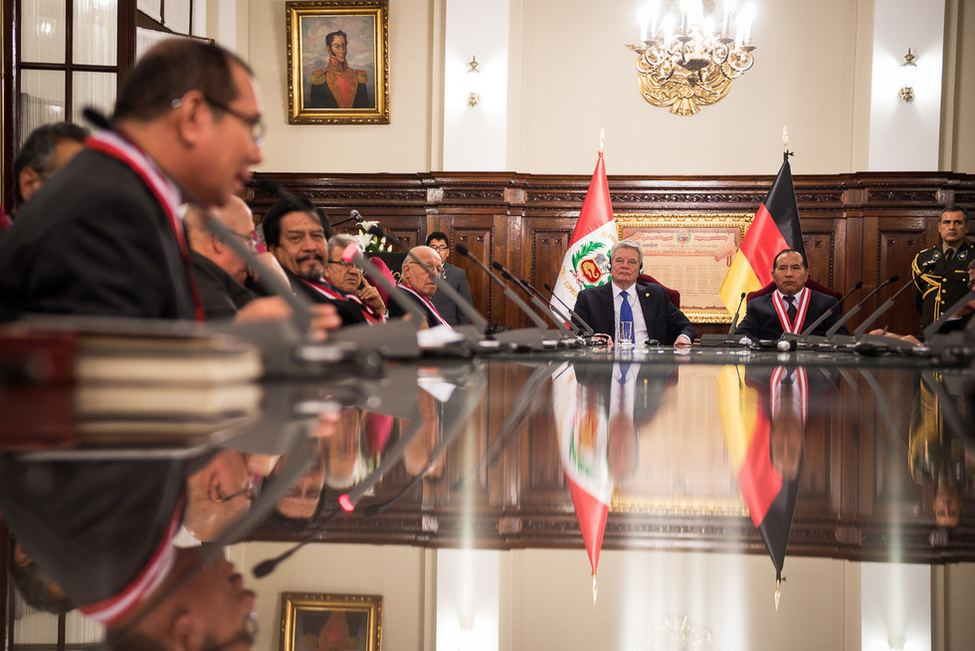 Bundespräsident Joachim Gauck bei einem Treffen mit dem Präsidenten des Obersten Gerichtshofs im Justizpalast in Lima anlässlich des Staatsbesuchs in Peru
