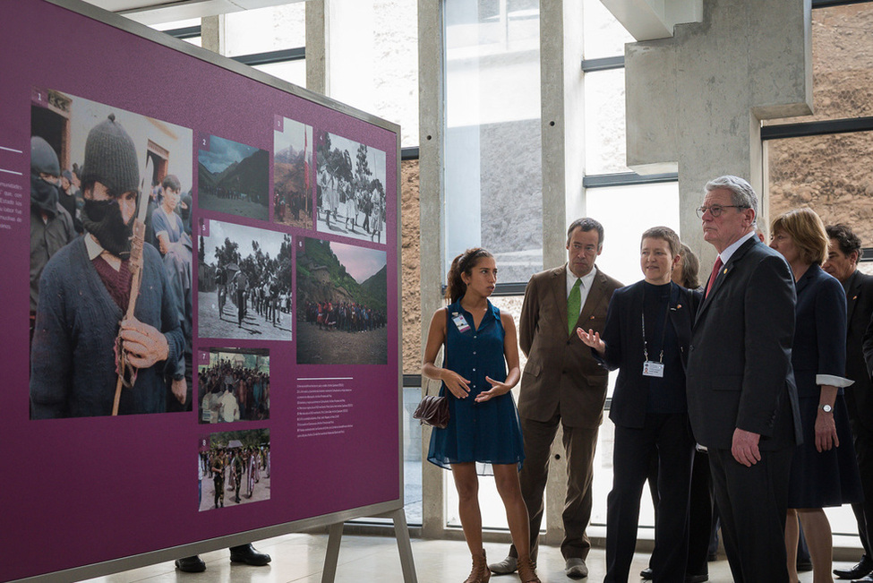 Bundespräsident Joachim Gauck und Daniela Schadt bei einem Rundgang durch die Ausstellung im Museum Lugar de la Memoria in Lima anlässlich des Staatsbesuchs in Peru