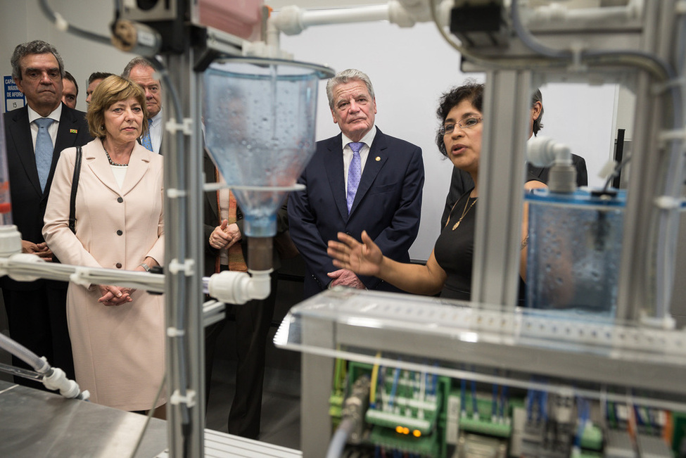 Bundespräsident Joachim Gauck und Daniela Schadt bei einem Rundgang durch das Ausbildungszentrum für Umwelttechniker in Lima in Lima anlässlich des Staatsbesuchs in Peru