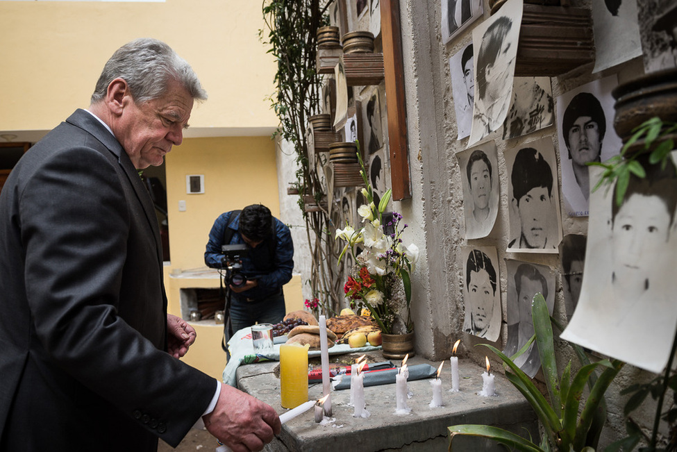 Bundespräsident Joachim Gauck beim Gedenken im Museum des Nationalen Verbands der Familien Entführter, Gefangener und Verschwundener in Ayacucho anlässlich des Staatsbesuchs in Peru