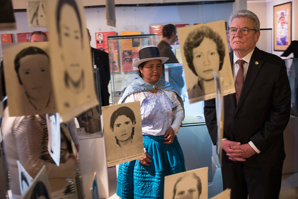 Bundespräsident Joachim Gauck beim Gedenken im Museum des Nationalen Verbands der Familien Entführter, Gefangener und Verschwundener in Ayacucho anlässlich des Staatsbesuchs in Peru