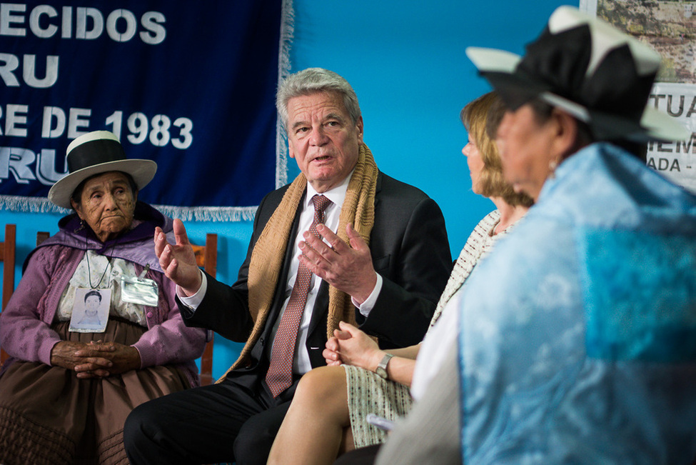 Bundespräsident Joachim Gauck und Daniela Schadt im Gespräch mit Zeitzeugen im Museum des Nationalen Verbands der Familien Entführter, Gefangener und Verschwundener in Ayacucho anlässlich des Staatsbesuchs in Peru