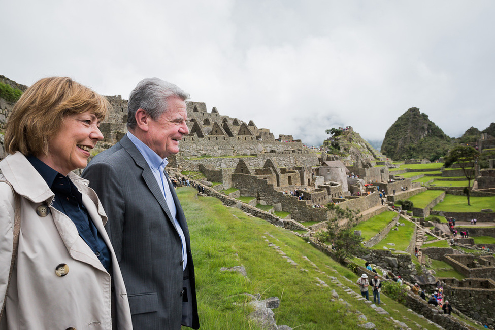 Bundespräsident Joachim Gauck und Daniela Schadt bei einem Rundgang in den Ruinen von Machu Picchu anlässlich des Staatsbesuchs in Peru