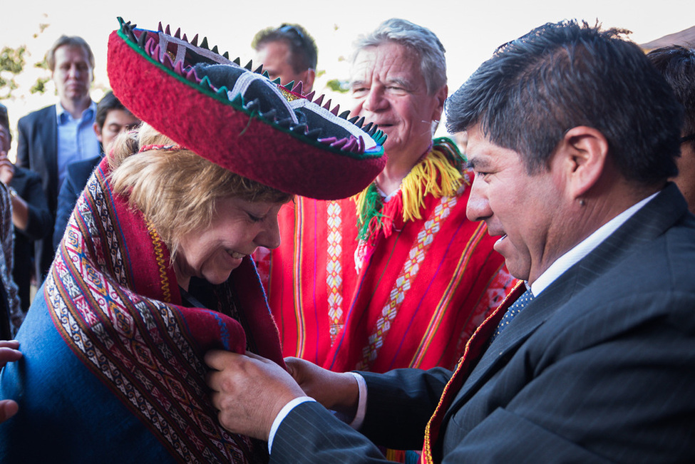 Bundespräsident Joachim Gauck und Daniela Schadt erhalten die Ehrenbürgerwürde von Urubamba durch den Bürgermeister von Urubamba anlässlich des Staatsbesuchs in Peru