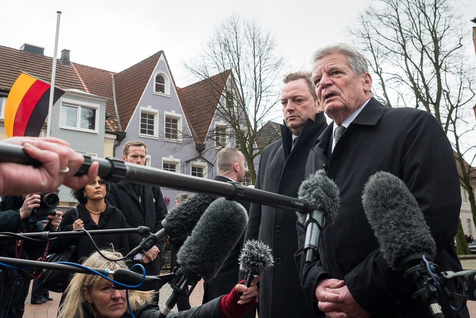 Bundespräsident Joachim Gauck bei einer Begegnung mit der Presse nach dem Trauergottesdienst in Haltern am See zusammen mit dem Bürgermeister Bodo Klimpel anlässlich des Flugzeugabsturzes in Südfrankreich