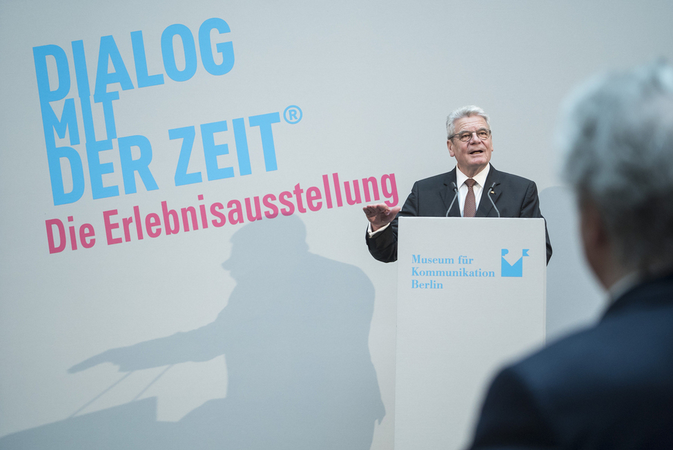 Bundespräsident Joachim Gauck hält eine Rede zu neuen Altersbildern im Berliner Museum für Kommunikation anlässlich der Ausstellungseröffnung 'Dialog mit der Zeit'