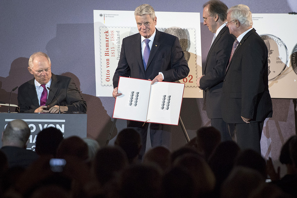 Bundespräsident Joachim Gauck bei der Übergabe des Sonderpostwertzeichens '200. Geburtstag Otto von Bismarck' im Deutschen Historischen Museum in Berlin