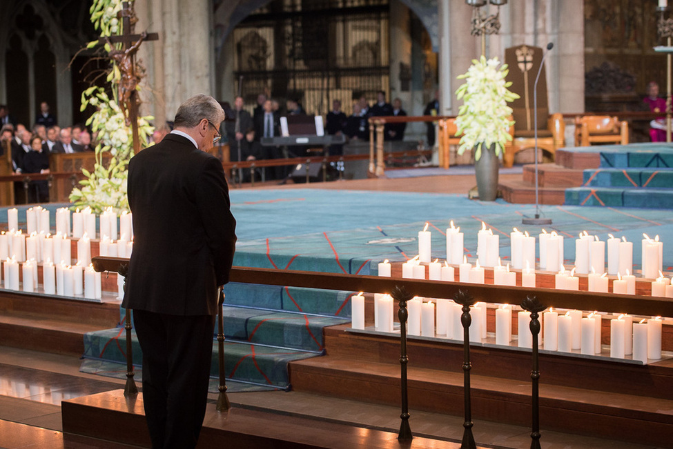 Bundespräsident Joachim Gauck gedenkt der Opfer des Flugzeugabsturzes beim Trauerakt im Kölner Dom