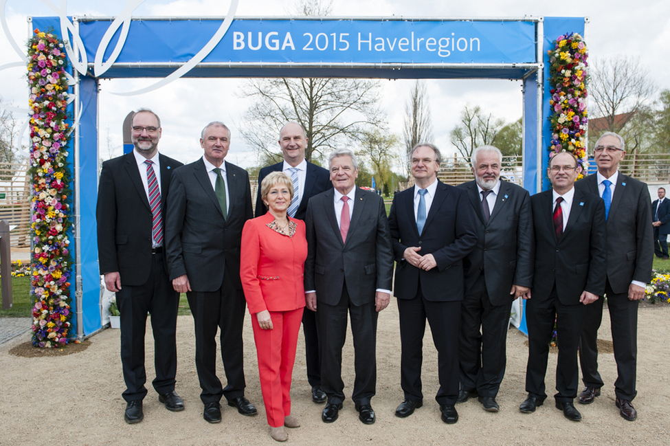 Bundespräsident Joachim Gauck beim Rundgang über die BUGA 2015 Havelregion gemeinsam mit den Ministerpräsidenten des Landes Brandenburg und Sachsen-Anhalt, der Oberbürgermeisterin der Stadt Brandenburg und den Bürgermeistern der an der BUGA-Städte