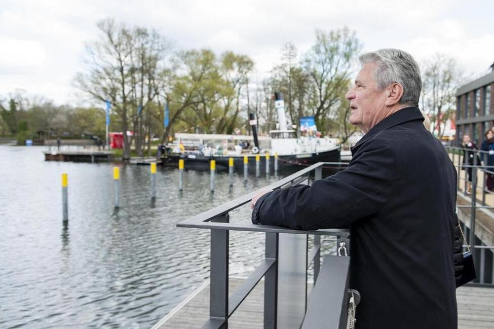 Bundespräsident Joachim Gauck beim Blick über die Havel während des Rundgangs über die BUGA 2015 Havelregion in Brandenburg an der Havel 