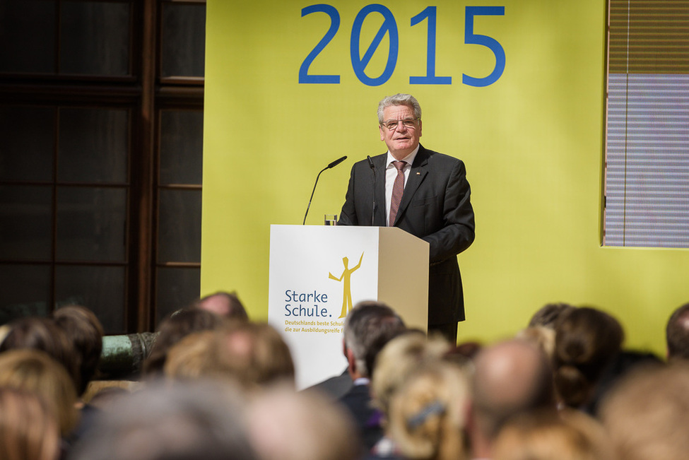 Bundespräsident Joachim Gauck hält bei der Preisverleihung des Wettbewerbs "Starke Schule" eine Rede