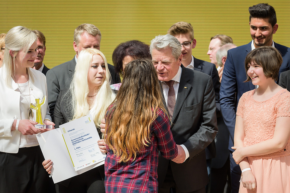 Bundespräsident Joachim Gauck beglückwünscht Preisträger des Wettbewerb "Starke Schule" im Deutschen Historischen Museum in Berlin