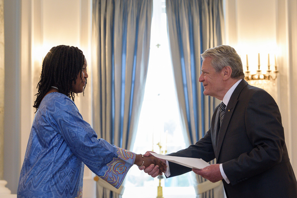 Bundespräsident Joachim Gauck empfängt das Beglaubigungsschreiben von Teneng Mba Jaiteh aus der Republik Gambia anlässlich der Botschafterakkreditierung