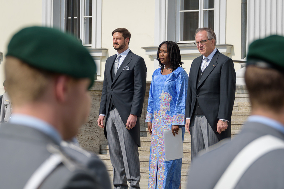 Kleines militärisches Zeremoniell für die Botschafterin der Republik Gambia, Teneng Mba Jaiteh, bei der Botschafterakkreditierung im Ehrenhof von Schloss Bellevue