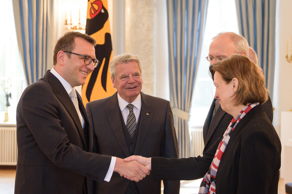 Bundespräsident Joachim Gauck stellt dem Botschafter der ehemaligen jugoslawischen Republik Mazedonien, Sasho Markovski, die deutsche Delegation vor